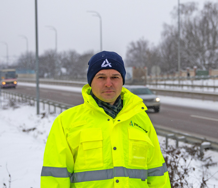 Начальник служби автомобільних доріг у Рівненській області Олексій Востріков контролює роботи на автомагістралях. Фото надав автор